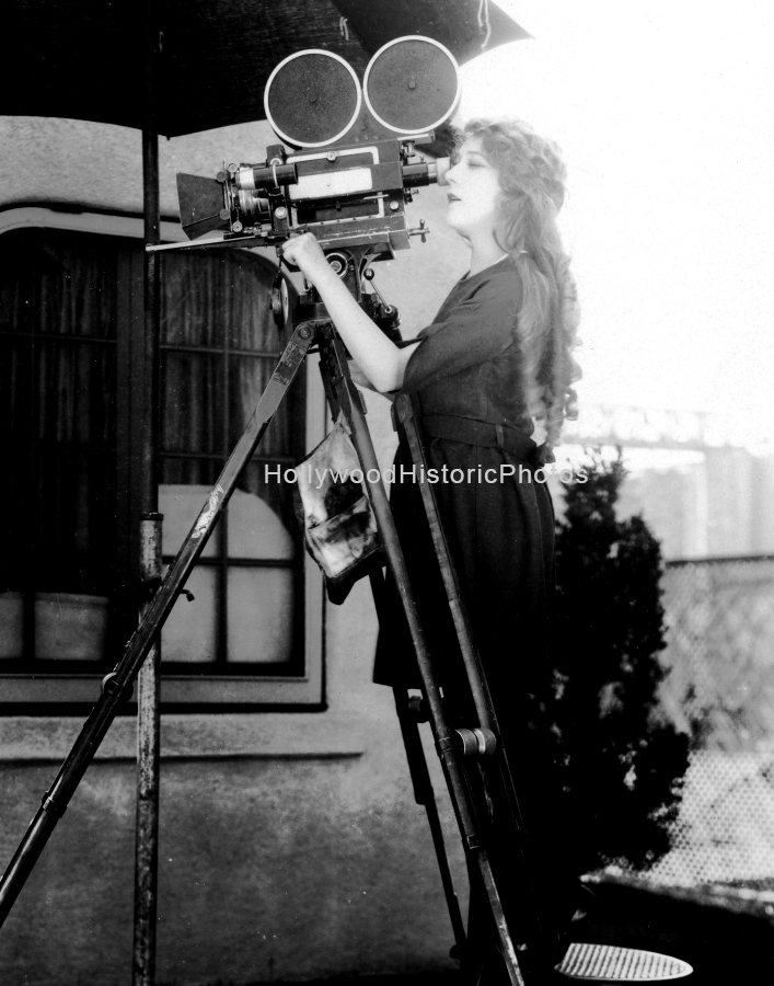 Mary Pickford 1910 Looking through the camera lens copy.jpg